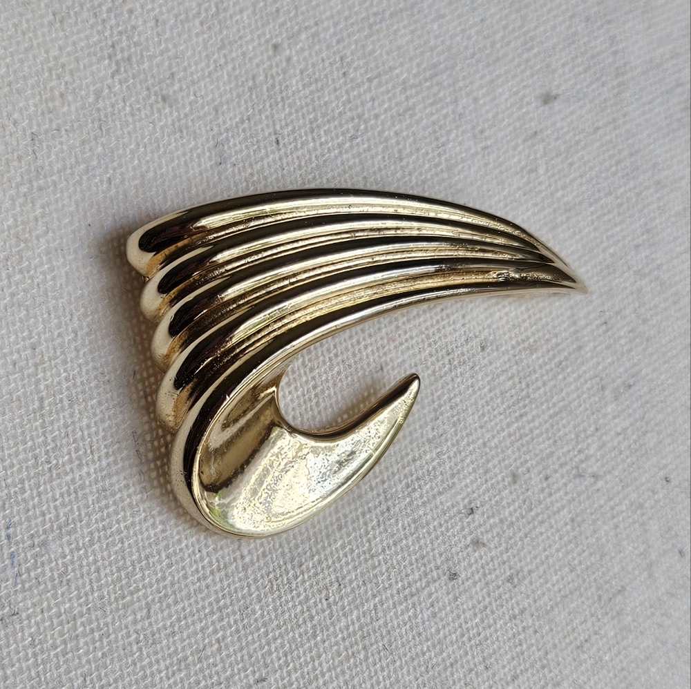 Vintage Sarah Coventry Pin Brooch Gold Toned Grooved Curl Swoosh 80s